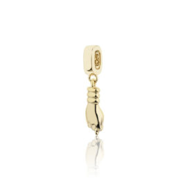Imagem de fundo branco, com pingente formado por mão no formato de figa, banhado a ouro 18k. Berloque da coleção Talismã da marca Sabrina Joias.